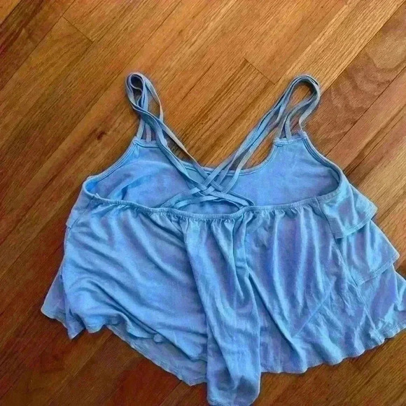 LIKE NEW Layered Handkerchief Crop Top - Picture 2 of 4